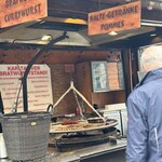 Schwenkgrill - 丸い焼き台でソーセージを焼いてる