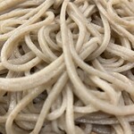 手打ち蕎麦 欅 - ちょうど後のガラス越しで　蕎麦を切っていて　心地よい音が聞こえてきました　時期的にまだ新蕎麦というわけではなさそう