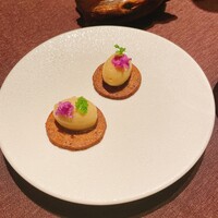 ラ・ロシェル - イワシのペースト、セルフィーユハーブ、サルスベリの花
