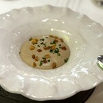 Restaurant Régis & Jacques Marcon - 「松ぼっくり」と紹介されるのだけど、ホントに松ぼっくりは使ってないよね？（笑）
      クリスピーな食感と、キノコのふんわりとした美味しさ。
      これ、好きです。