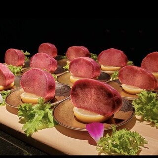 牛のタン元を贅沢に使った特選厚切り上タン塩