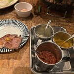 じんぎすかん マルタケ - お店特製の香辛料！カレー粉のようなもの（と、お店の方が説明笑）と、羊肉の相性が抜群！