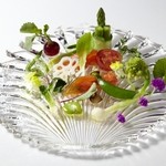 신슈 연어와 제철 채소의 갈귀유 투명한 토마토 젤리와 함께