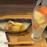 立呑 ZUTTO - 海老がんもと冬瓜の冷製炊き合わせ 税込400円、果実のおっかけチューハイ りんご&ラフランス 税込430円（R7.7時点）