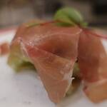 あもん ヨコ - 枝豆とレタスの生ハムのせ
