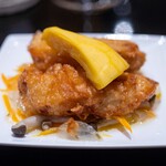 わいん食堂 Chez とし - 2025.9 お通し（400円）鶏ささみフリッターとコリンキーピクルス