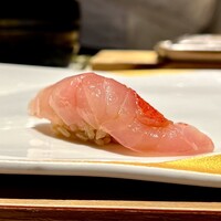 恵比寿 鮨 栞庵 やましろ - 金目鯛は身の柔らかさもよく、鯛の味わいを含ませながら、金目鯛ならではの味の広がりかわかんじられ、なかなか良かった。