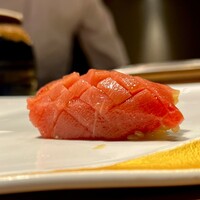 恵比寿 鮨 栞庵 やましろ - 一貫目、135kgのボストンの本鮪中トロ
                    日本の本鮪と味わいがやや違う。
                    日本も鮪は冬が近いの方が脂がのって1番美味しく、夏は脂があまりのらない。
                    この時期は、アメリカンな鮪もイケてる。