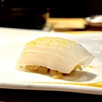 恵比寿 鮨 栞庵 やましろ - カラスミ塩とスダチでいただく、アオリイカ。
                      イカの柔らかくトロける食感はまあまあな具合。
                      （好物なので、ちょっと厳しいです。）
                      カラスミとイカの組み合わせは良い。
                      スダチで柑橘の爽やかさも感じた。