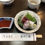元祖 釜めし春 - 椿コース：お刺身2点：鮪、鯛