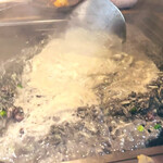 月島もんじゃ もへじ - ザッパンザッパン混ぜられるイカ墨とチーズの波よ…最高か！？