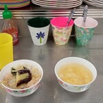 Bangkok Shokudo Birdman Matobacho - 無料のグリーンカレーとスープとテーブル周り。