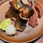 酒と肴 ててて - たまりません！美味さが 浸けておいて焼いてまた塗りながら焼いての繰り返し肝醤油を 秋刀魚の肝醤油焼 パリパリの骨せんべい付き