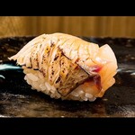 鮨 美幸 - ・青箭魚 ~炙り~ (サゴシ=鰆の稚魚)