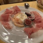 319606451 - ブラータチーズと桃とイチジク 生ハム追加