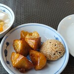 錦城閣 - 杏仁豆腐　大学いも　ごまクッキー　コーヒー（全てセルフ）