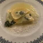 ラ・ビスボッチャ - リコッタチーズとほうれん草のラビオリ バターとセージのソース