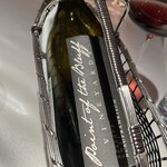 銀座 レカン - 赤ワインなのですが、なで肩の瓶で、空気に触れやすくしているとのこと。澱がまわない様にパニエに入れています。