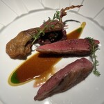 銀座 レカン - ソースの縁に黄色く見えるのが、ターメリック香る青リンゴのマルムラードで、内側にあるのが、サリエット風味のジェ。