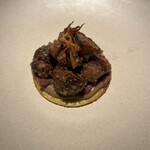 銀座 レカン - フランスのセーブ茸のソテー　ボルドレーズ、香草のビスキュイ。少しサクサク感のあるビスキュイの上に、カットされたセーブ茸が載っています。