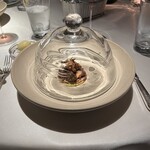 銀座 レカン - フランスのセーブ茸のソテー　ボルドレーズ、香草のビスキュイ。香りを閉じ込める為に、ガラスのカバーをかけた状態で来ました。