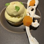 銀座 レカン - 右側の白い部分はマカロンの様な軽やかな食感です。