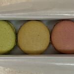 銀座 レカン - 中身はマカロンです。冷蔵庫で冷やしてからいただいたのですが、表面のサクサク感と中のモチモチ、フワフワとした食感、甘すぎず、お上品な印象です。