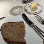 銀座 レカン - このパンとバターとワインを家で食べてたら、止まらなくなりそうなほどに美味しかったです。