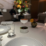 銀座 レカン - テーブルも店内も芸術作品の様です。