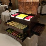 銀座 レカン - 店名の由来にもなっているレカン（宝箱）をイメージされているとのことです。好きなだけいただけます。（どちらも大変美味しいので一種類ずつは食べたかったのですが、お腹いっぱいで食べられませんでした。）