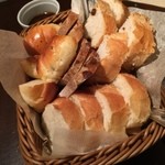Bistro Roven - パンの盛り合わせ・2種のソースを添えて
