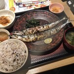 大戸屋 - 料理写真:「定食生さんまの炭火燒き（2尾）」（ご飯は五穀米を選擇、1,480圓）
「ご飯大盛」（＋30圓）
「明太子」（150圓）。