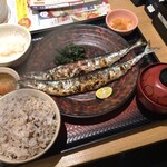 大戸屋 - 「定食生さんまの炭火燒き（2尾）」（ご飯は五穀米を選擇、1,480圓）
「ご飯大盛」（＋30圓）
「明太子」（150圓）。