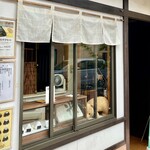 むすびや おん - 窓が開き対面販売