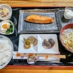 干物食堂 - 朝定食(鮭)。