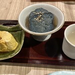 天婦羅と刺身 板前料理 魚天 - お通しのうまき、なす、しじみ汁！ここから始まる！