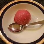 ケイブ バー - アイスクリーム（100円）安い！塩キャラメルか、マロンか、ぶどうシャーベットを選べます。