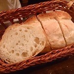 ケイブ バー - ランチＡ（1000円）のパン。ほんのり温かくて外はパリッと中はふんわりもちもちのとても美味しいフランスパンでした。