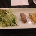 ケイブ バー - ランチＡ（1000円）の前菜。サラダ、鶏レバーのムース、ワカサギのエスカベッシュ