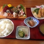 海鮮・話食処 しん - さしみ盛り合わせとかきフライ￥１０８０