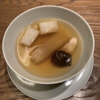 一平飯店 - 松茸 衣笠茸 フカヒレ上湯蒸しスープ