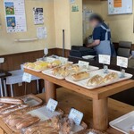 ルクソール - パンの種類はそこまで多くはないですが、ハード系から惣菜パン・菓子パンまで幅広く、老若男女が楽しめるラインナップになっています。