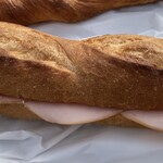 ルクソール - カスクート。バゲットにロースハムとマヨネーズを挟んだシンプルなフレンチサンド。バゲットの香ばしさと歯ごたえ、そこにマヨのコクとハムの旨味が加わり、シンプルながらも奥深い味わい。