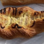 ルクソール - ツナクロワッサン。サクサクのクロワッサン生地に、ツナマヨ。外は軽やかにサクッと、中はしっとりふんわり。バターの香りがふわっと広がり、ツナのジューシーさと好相性です。