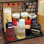 自家製太打麺 勢拉 - 卓上調味料が豊富