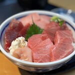 とろろ・海鮮料理 さんすい 2号店 - マグロ赤身大トロ丼　2,530円（税込）
