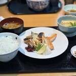 とろろ・海鮮料理 さんすい 2号店 - 鮭ハラモ焼き＋ご飯セット　1,100円（税込）