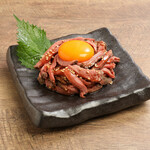 骨付鳥一本がぶ丸 - しっとり熟成×卵黄ソース。コクと香りのご褒美。直火で香りをまとわせ、低温でしっとり仕上げたローストビーフ。特製ユッケだれと卵黄で濃厚にFire-kissed roast beef with yukhoe-style sauce and egg yolk—silky and rich.