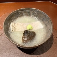 馳走 啐啄一十  - 愛媛・八幡浜の白甘鯛酒蒸に蕪餡　昆布は羅臼の天然黒走一等　三原市の湧水、硬度27の超軟水使用。