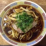 みやま - 中華そば530円
            
            笠岡だけど尾道ラーメンに似ています。
            
            鶏ガラに煮干しの効いたスープ、平打ち麺。背脂は少なめなので好きな人はトッピングで増やした方がいいかも。